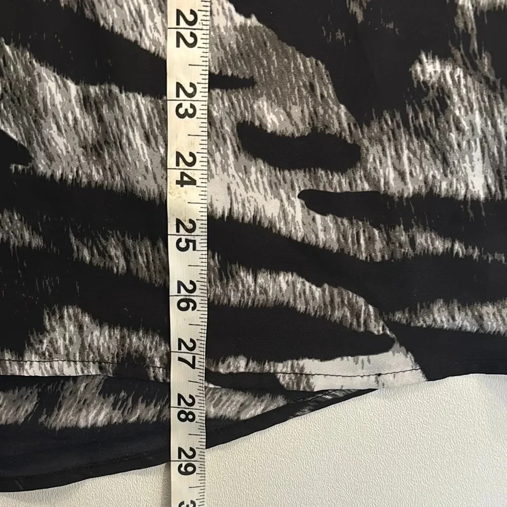 Michael Kors Top Womens 10 1/2 Button Up Roll Tab Sleeve Shirt Blouse Animal - Picture 7 of 8